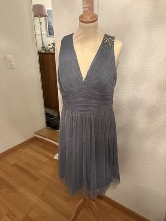 Esprit Kleid grau mit Steinen Grösse 40 guter Zustand
