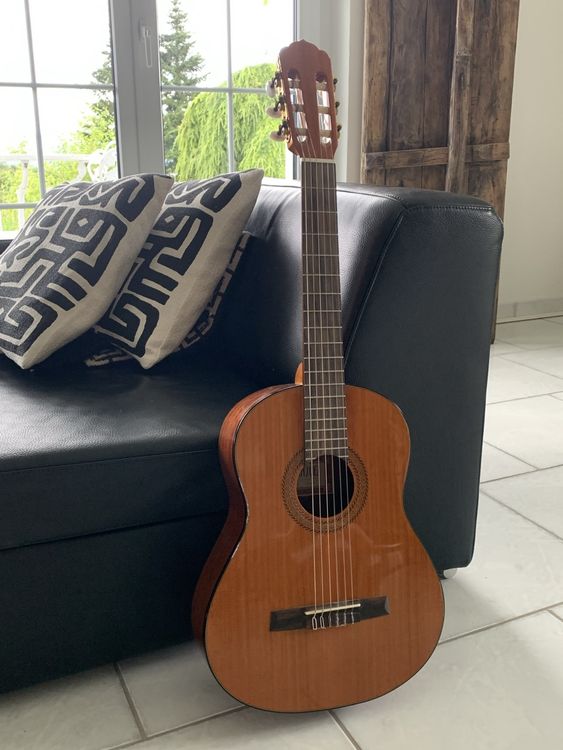 Junioren Gitarre mit Hülle (Gebraucht) in Oberwil-Lieli für CHF 2 – nur ...