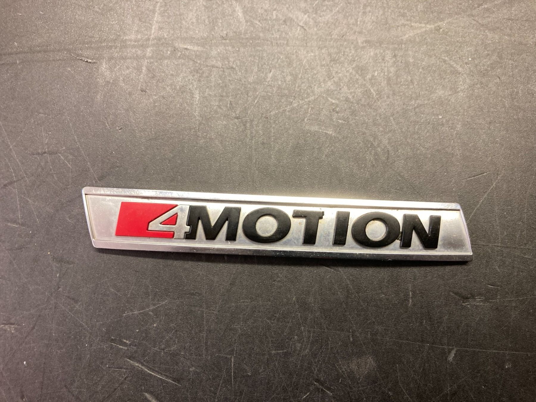 Volkswagen Tutti pezzi di ricambio auto: VW 4Motion Emblem original Heckemblem Chrom Logo – Usato da Cham venduto da WB2223