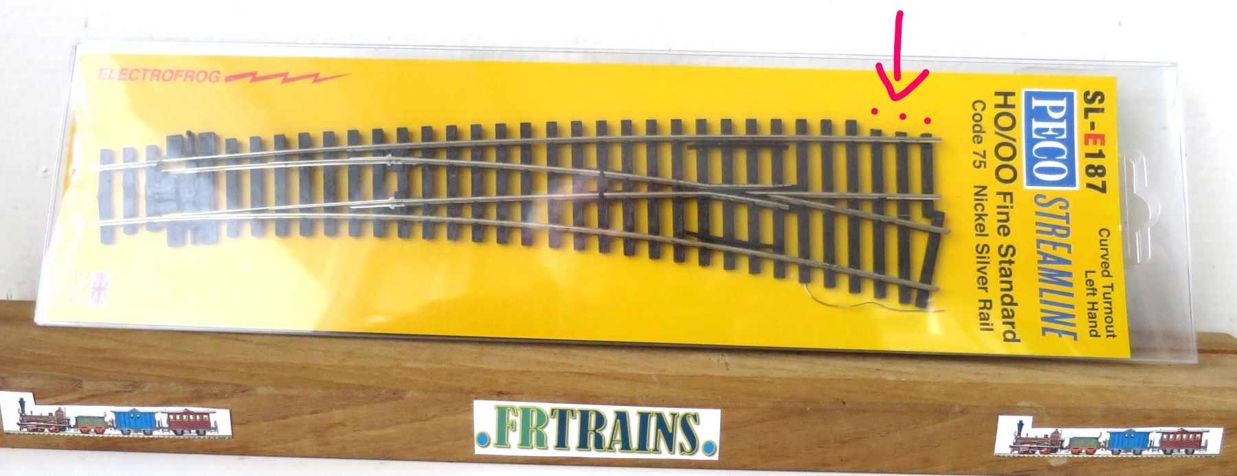 Modellini di ferrovie: PECO HO AIGUILAGE COURBE DROITE ELETROFROG CODE 75 – Nuovo e nell'imballaggio originale da Gland venduto da FRtrains