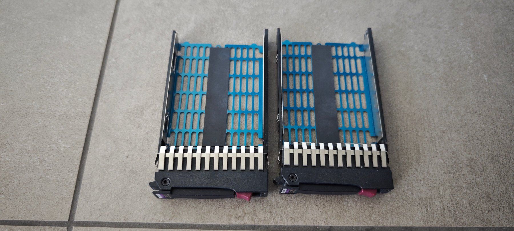 Hewlett Packard Disques durs: 2x HPE SAS Festplatten Caddy – D'occasion à Aarburg par Liebherr0 1