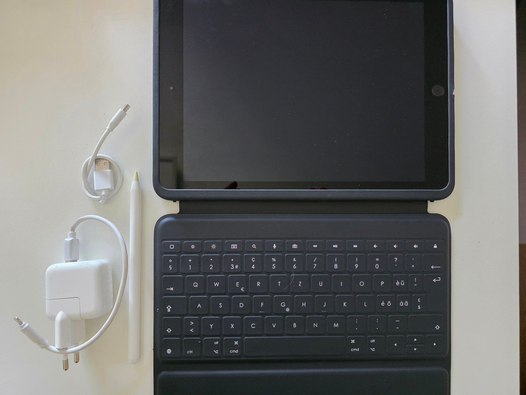 Apple Tablet PC: IPAD 8. Generation inkl. Apple-Pen + Logitech Tastatur/Case – Usato da Matzingen venduto da bobadow 3