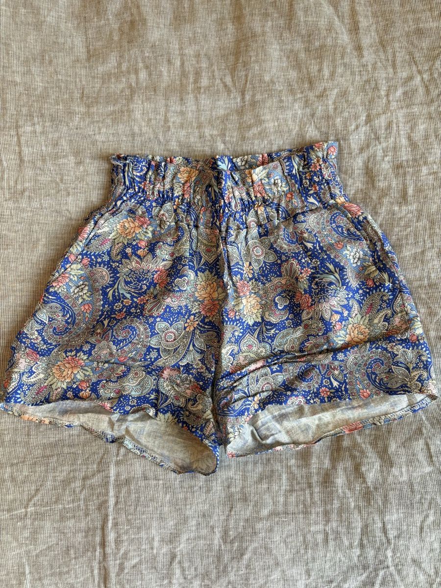Hosen: Short motifs fleurs bleu et rose – Neu (gemäss Beschreibung) aus Genève von Bouux