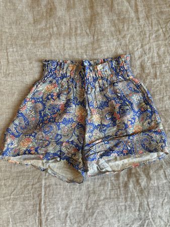 Short motifs fleurs bleu et rose