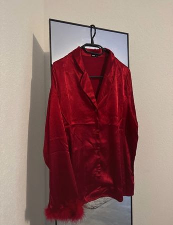 Chemise satin rouge plumes Undiz L Sexy St Valentin ❤️