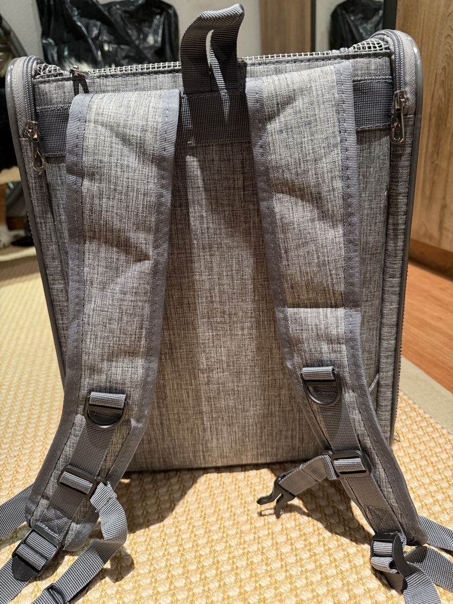 Cucce & Letti: Praktischer Hunderucksack, grau, unbenutzt – Nuovo e nell'imballaggio originale da Balsthal venduto da Almendra 1