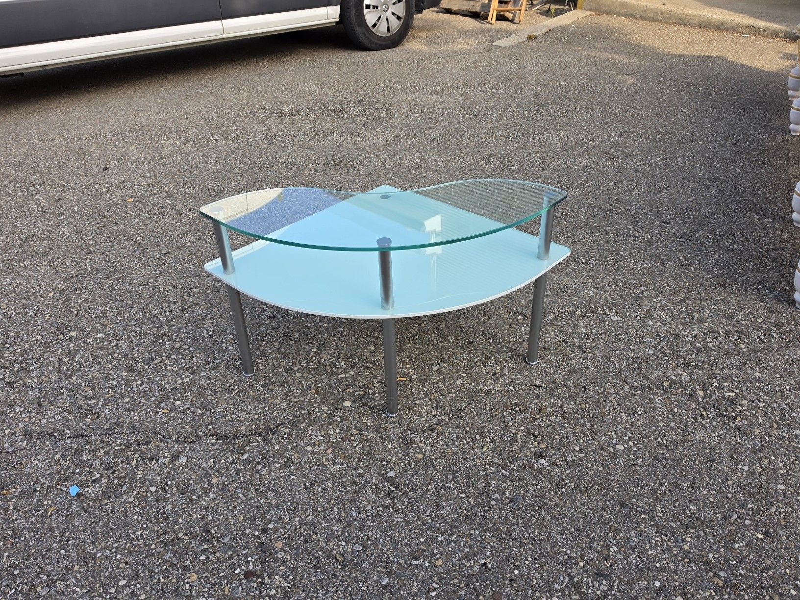 Tavoli: Tisch Glas hellblau mit Glasplatte abgerundet Metallfuss – Usato da Mettlen venduto da elios0888 3