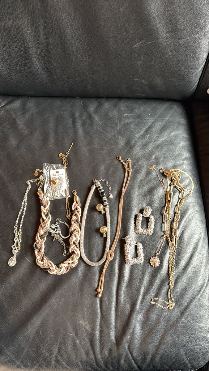 Altri gioielli: Stylish jewelry Collection – Usato da St-Gingolph venduto da Ynatka