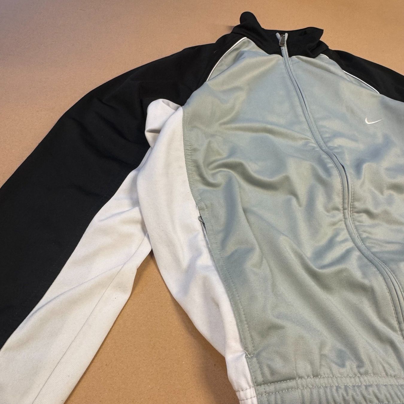 Nike Giacche: Nike vintage 90s grey track jacket – Usato da St. Gallen venduto da sourced_limited 2