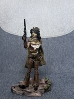 Figurine femme avec pistolet et chapeau