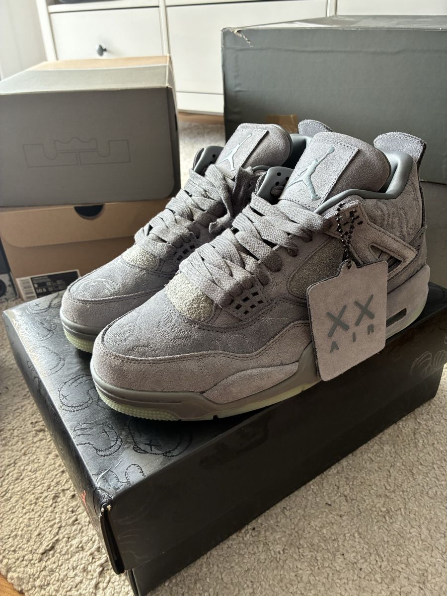 Herrenschuhe: Jordan 4 Retro KAWS Cool Grey – Neu und originalverpackt aus Brügg BE von Giannnni
