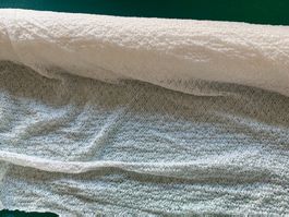 200cm x 140cm wunderschöner, dehnbarer weisser Stoff, NEU