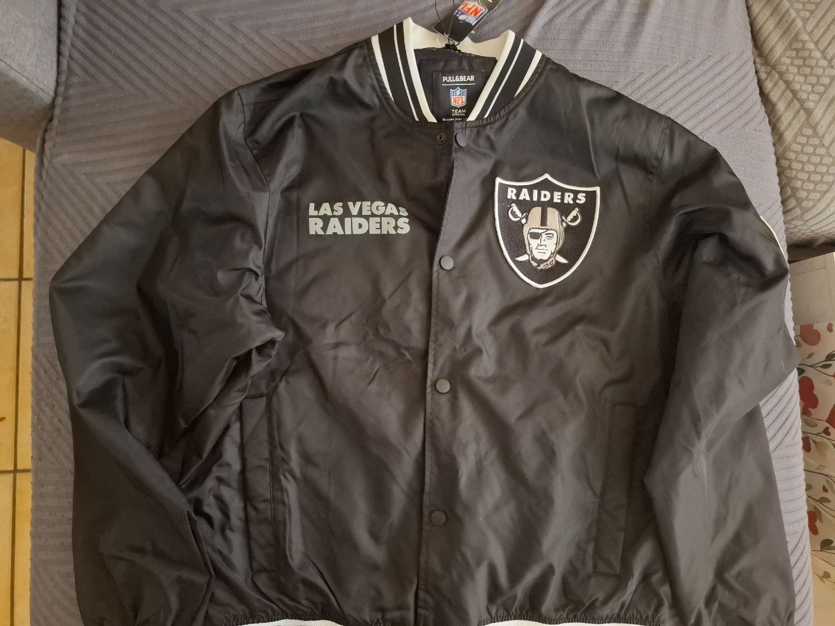 Pull&Bear Vestes: Giacca Pull&Bear NFL Raiders  Taglia M – Neuf avec emballage d'origine à Monte Carasso par Buttefly