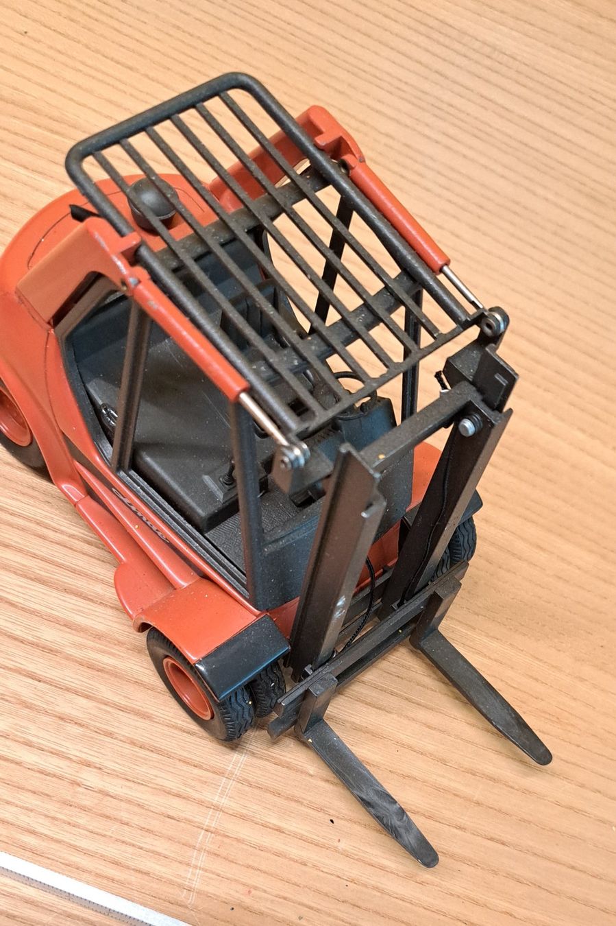 Gama Kit di modellismo & Modellini statici: Linde Stapler (Gabelstapler Modell, Gamma 2422 / 1:24 – Usato da Dietlikon venduto da kosta.katoglou 6