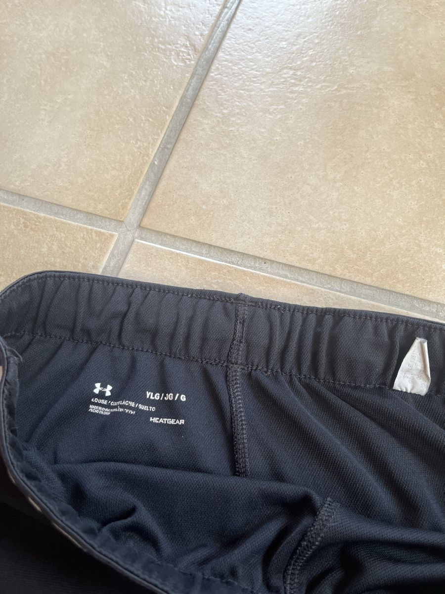 Under Armour Pantaloni: Under Armour - Mädchen Shorts - Grösse 146 – Usato da Hellbühl venduto da Milenaluu 2