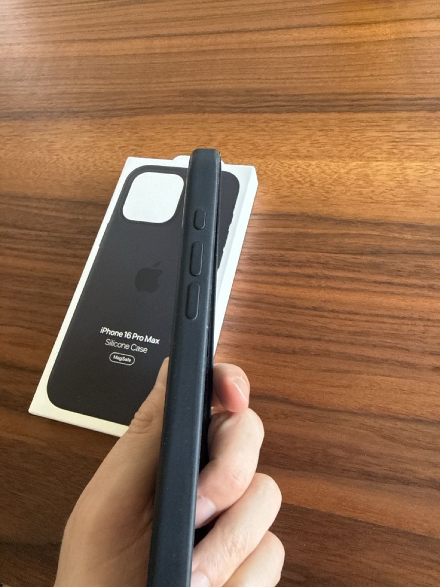 Apple Cover & Protezioni schermo: Silicon Case IPhone 16 Pro Max – Usato da Zug venduto da sir_pk 2
