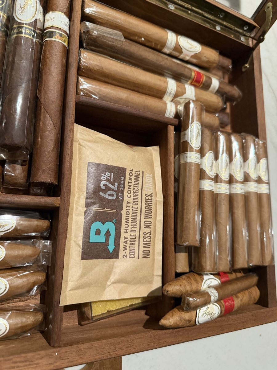 Humidor per sigari: Humidor mit 75 Davodoff Zigarren – Usato da Safenwil venduto da Corahund 1