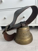 Antike Kuhglocke mit Lederriemen, Schweizer Handarbeit