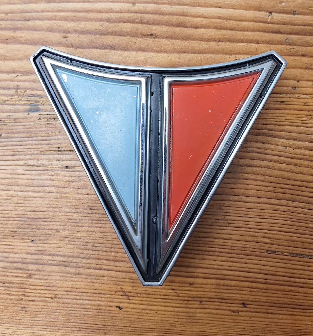 Plymouth Tutti pezzi di ricambio auto: Plymouth Valiant Embleme – Usato da Triesen venduto da BLACKSHEEP75