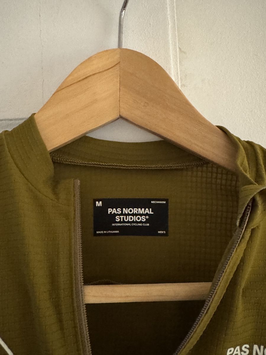 Pas Normal Studios Leibchen & Hosen: Pas Normal Studios - PAS Mechanism Pro Long Sleeve Jersey – Neu (gemäss Beschreibung) aus Diesse von second_life 1