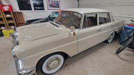 Mercedes Benz 190c W110 "kleine Flosse"