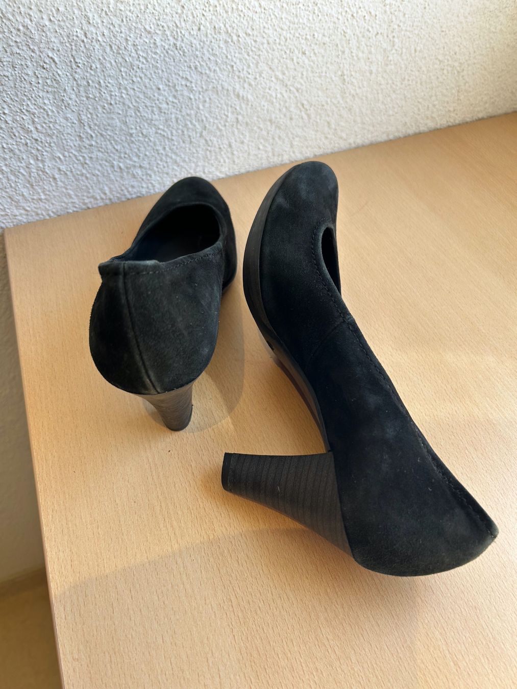Tamaris Scarpe da donna: TAMARIS Wildleder Pumps schwarz, 40 – Usato da Boswil venduto da LuziaB01 2