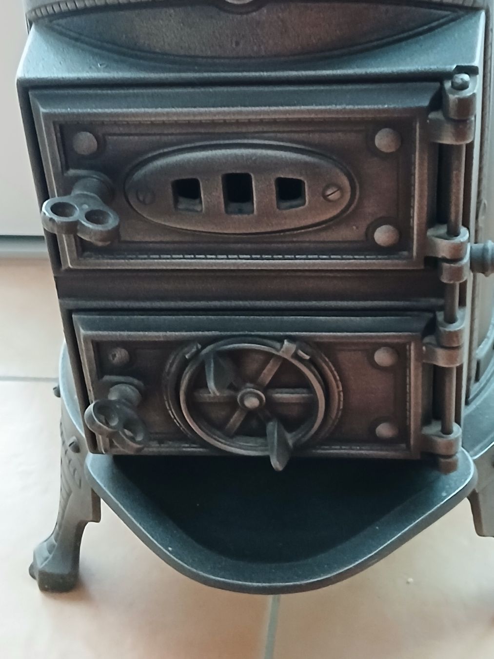 Altri mobili d'antiquariato: Altes Gusseisenöfeli KLUS C 11 – Usato da Galgenen venduto da Leila46 7