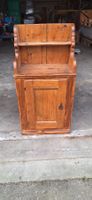 schmaler antiker Schrank mit Schubladen aus Holz