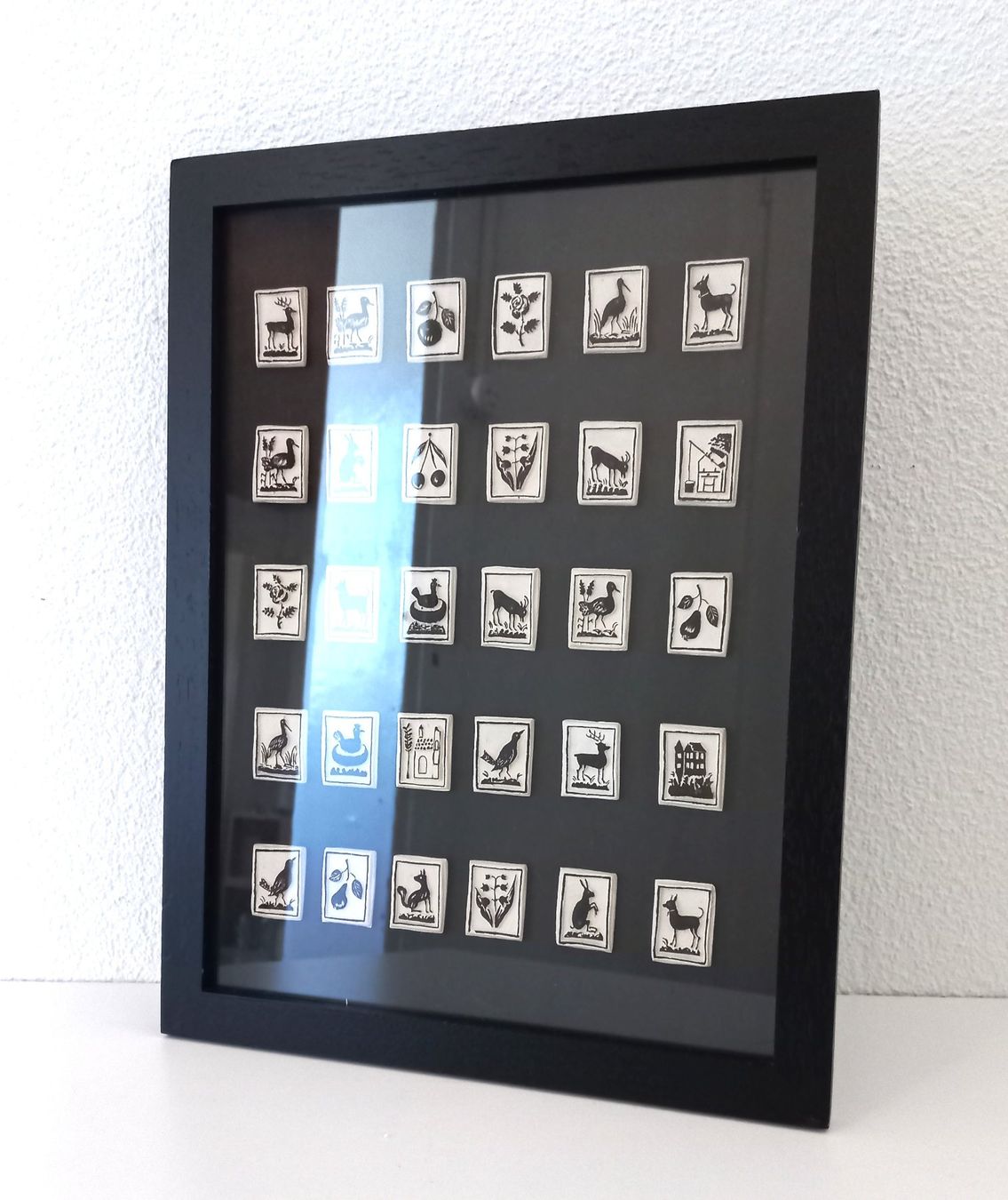 Dipinti: Vintage gerahmte Collage mit kleinen Reliefbildern – Usato da Bévilard venduto da Orscha