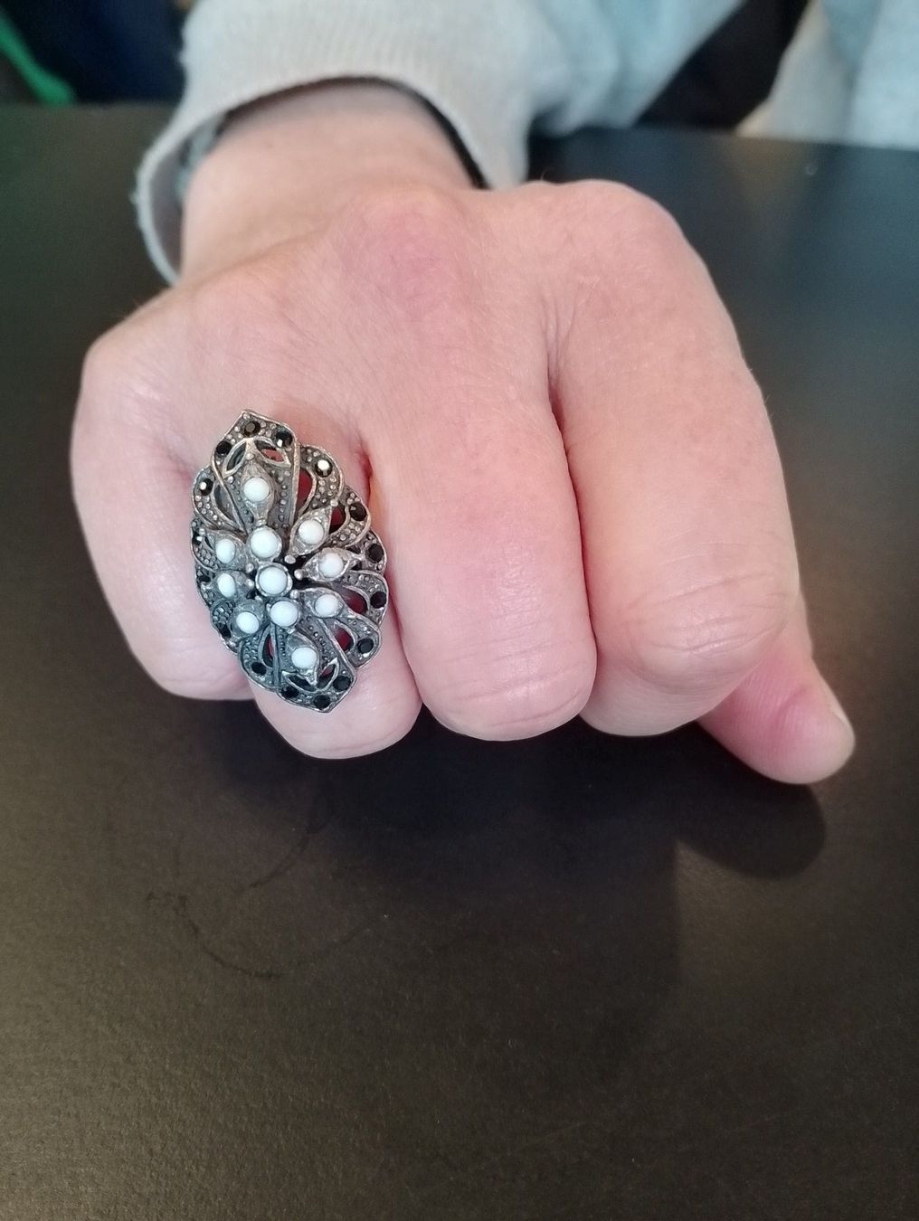 Anelli: Hübscher Ring mit Steinchen - gewölbt, verstellbar – Usato da Luzern venduto da Seri4 1