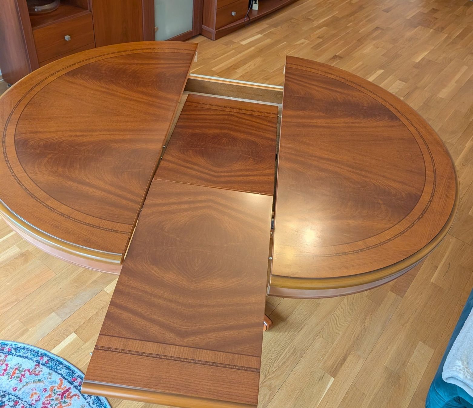 Tavoli: Table en bois massif merisier, doré de style Louis Phillippe – Usato da Genève venduto da Maria11 6