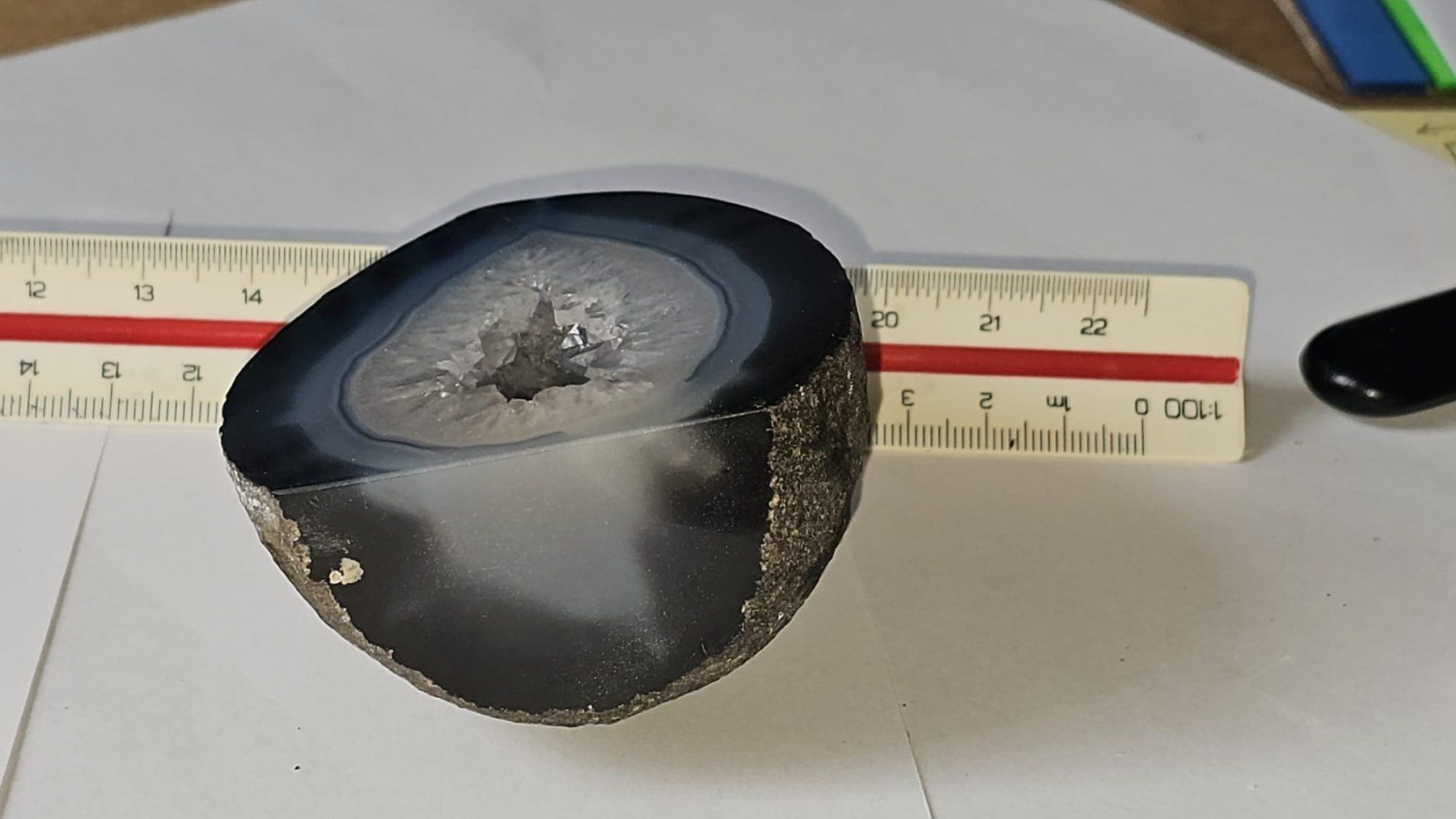 Mineralien & Heilsteine: Polished Black Grey Agate Geode Quartz Crystal Cave – Gebraucht aus St-Légier-Chiésaz von nig_dk7p 1