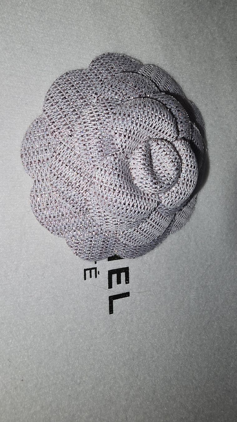Chanel Spille & Fermagli: Chanel Camelia Blume, silber-lila, neu – Nuovo (secondo la descrizione) da wallisellen venduto da funkelsternchen5 1