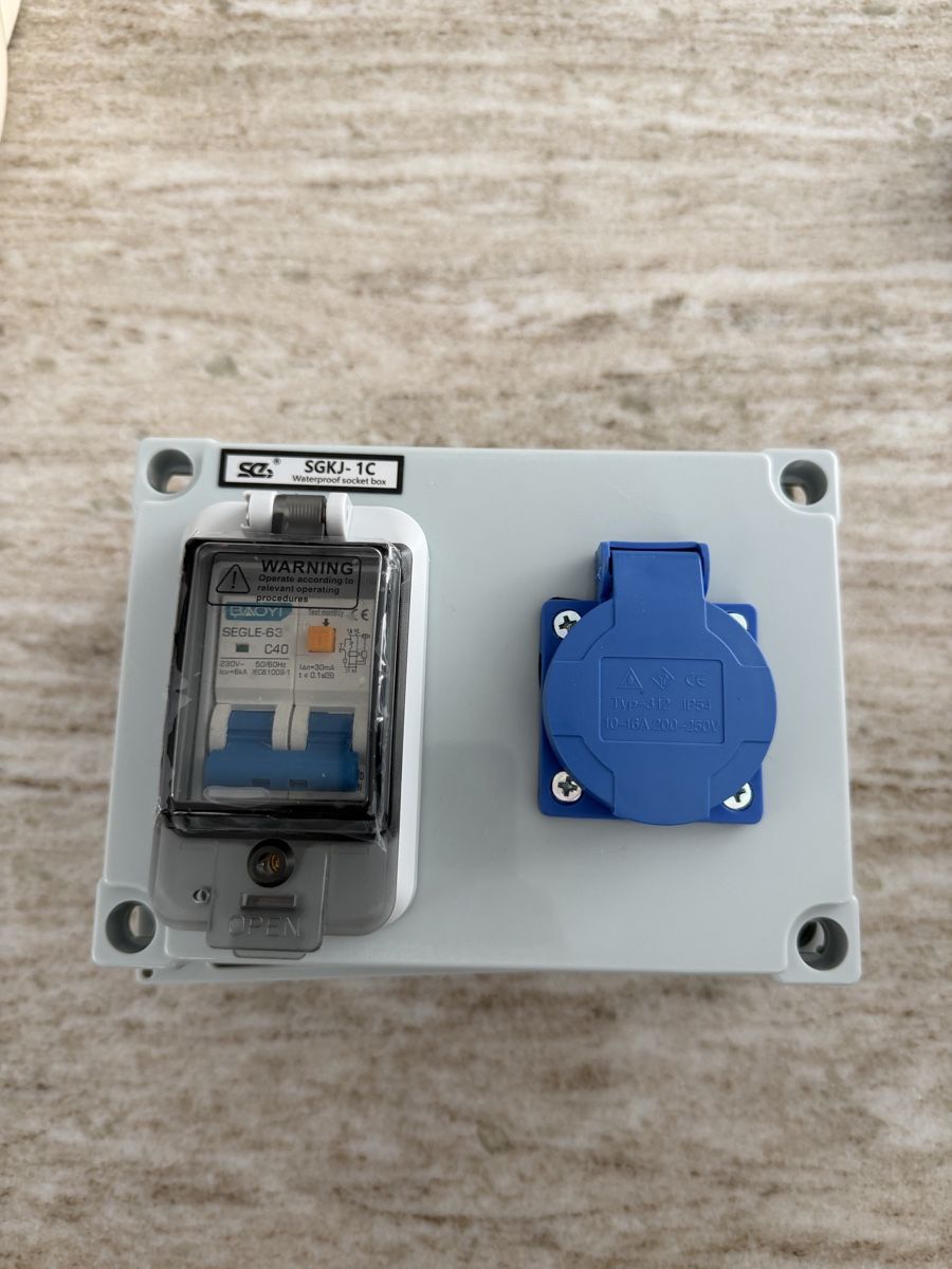 Stromzufuhr: Mobile Stromverteilung 230V mit FI/LS-Schutzschalter – Neu und originalverpackt aus Regensdorf von bugra60