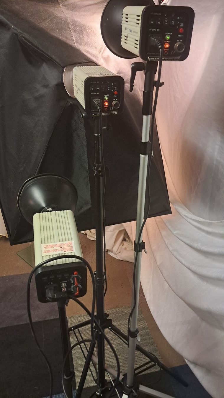 Walimex Flash: Walimex 3 Studioblitzleuchten und Softbox groß und Stative – Usato da Uerikon venduto da Jeanne04 1