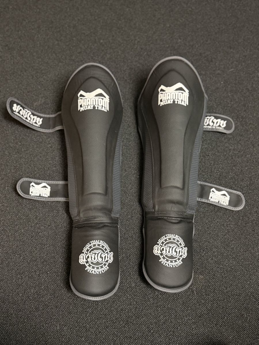 Altri accessori da uomo: Boxhandschuhe inkl Schienbeinschoner  – Usato da Unterentfelden venduto da U.D.Field 3
