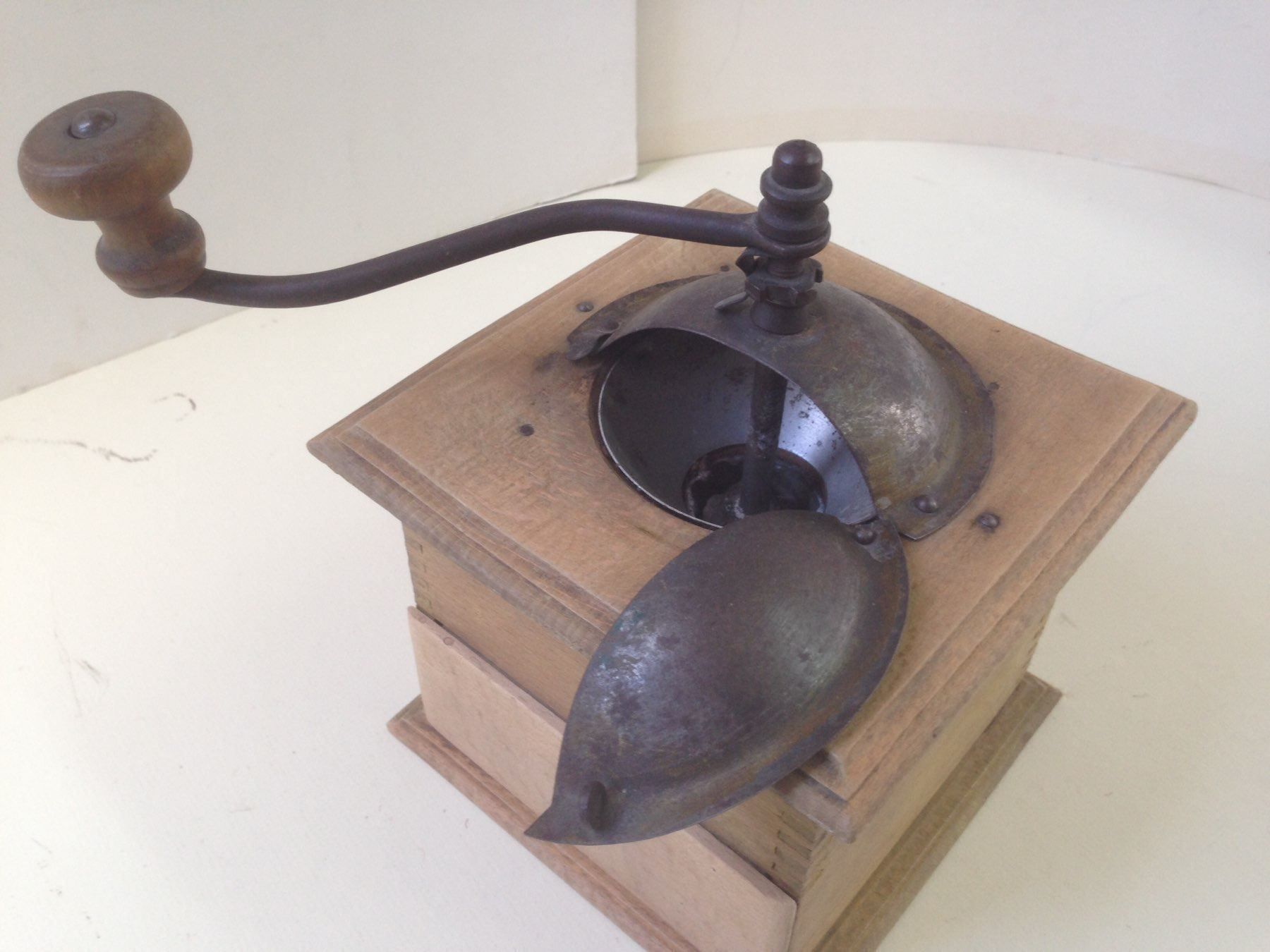 Elettrodomestici da cucina: Alte Kaffeemühle mit Deckel – Usato da Schaffhausen venduto da vintageville 2