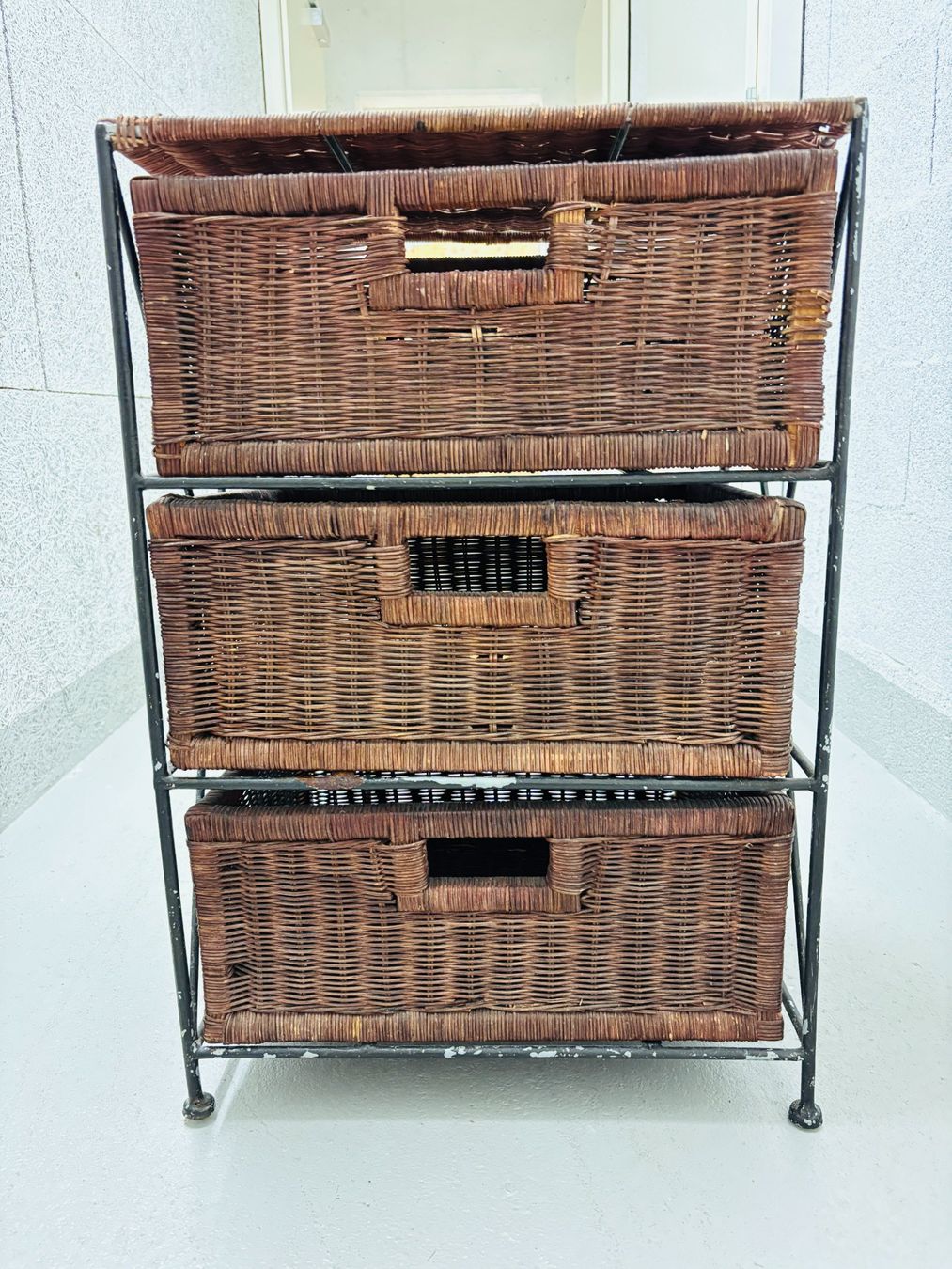 Schränke: Commode bohème à 3 tiroirs en rotin avec structure en fer – Gebraucht aus Clarmont von sil_59s9