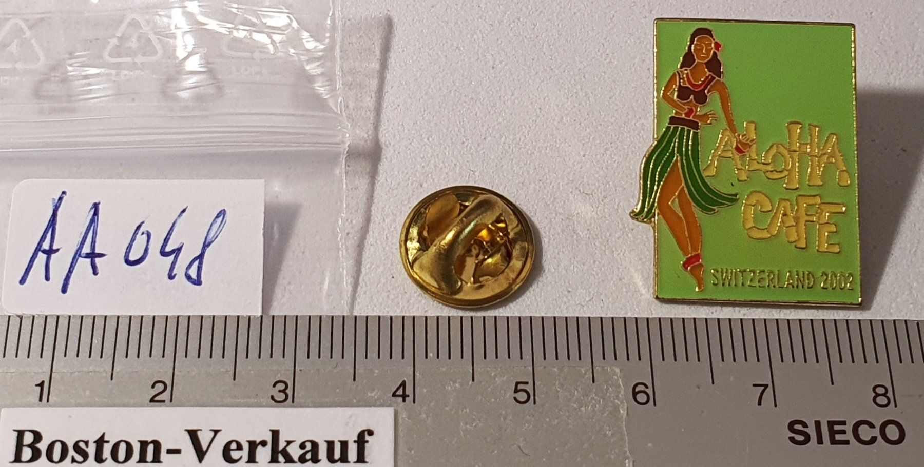 Placchette & Badge: AA048 - Pin ALOHA CAFE Switzerland 2002 – Usato da Reinach BL venduto da Boston-Verkauf 1