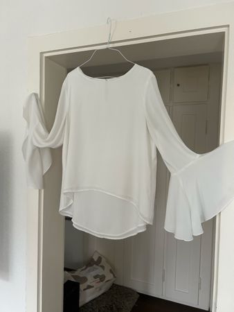 Weisse Bluse mit Trompetenaermel - ideal fuer den Sommer!