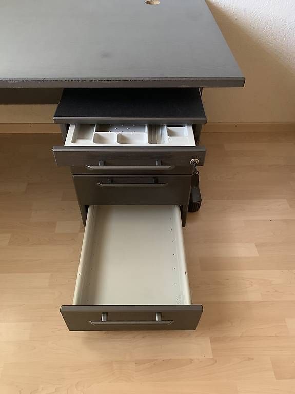 Bureaux: Schreibtisch mit Korpus – D'occasion à Thun par cyr_d8lm 3