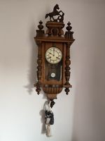 Horloge murale ancienne en bois avec cheval décoratif