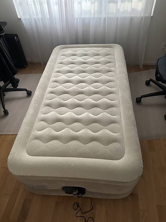 Materassi: Intex Luftbett mit integrierter Pumpe – Usato da Döttingen venduto da jea_2ryf 2
