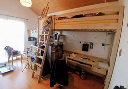 Lit à étage, bureau et étagère
