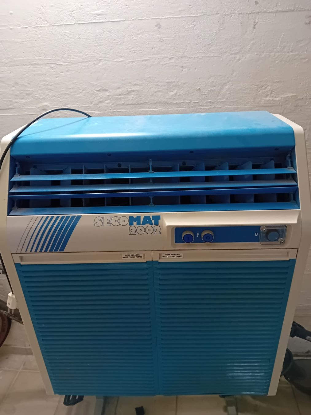 Krüger Machines à sécher: SECOMAT 2002 E Klimaentfeuchter gebraucht mit Standfuss – D'occasion à Rümlang par Zladdi84