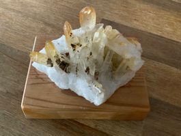 Bergkristall Cluster auf Holzsockel, schöne Deko!
