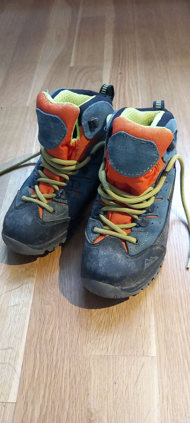 Chaussures garçon: Wanderschuhe Kinder, Grösse 29 gebraucht – D'occasion à Oberburg par liawit