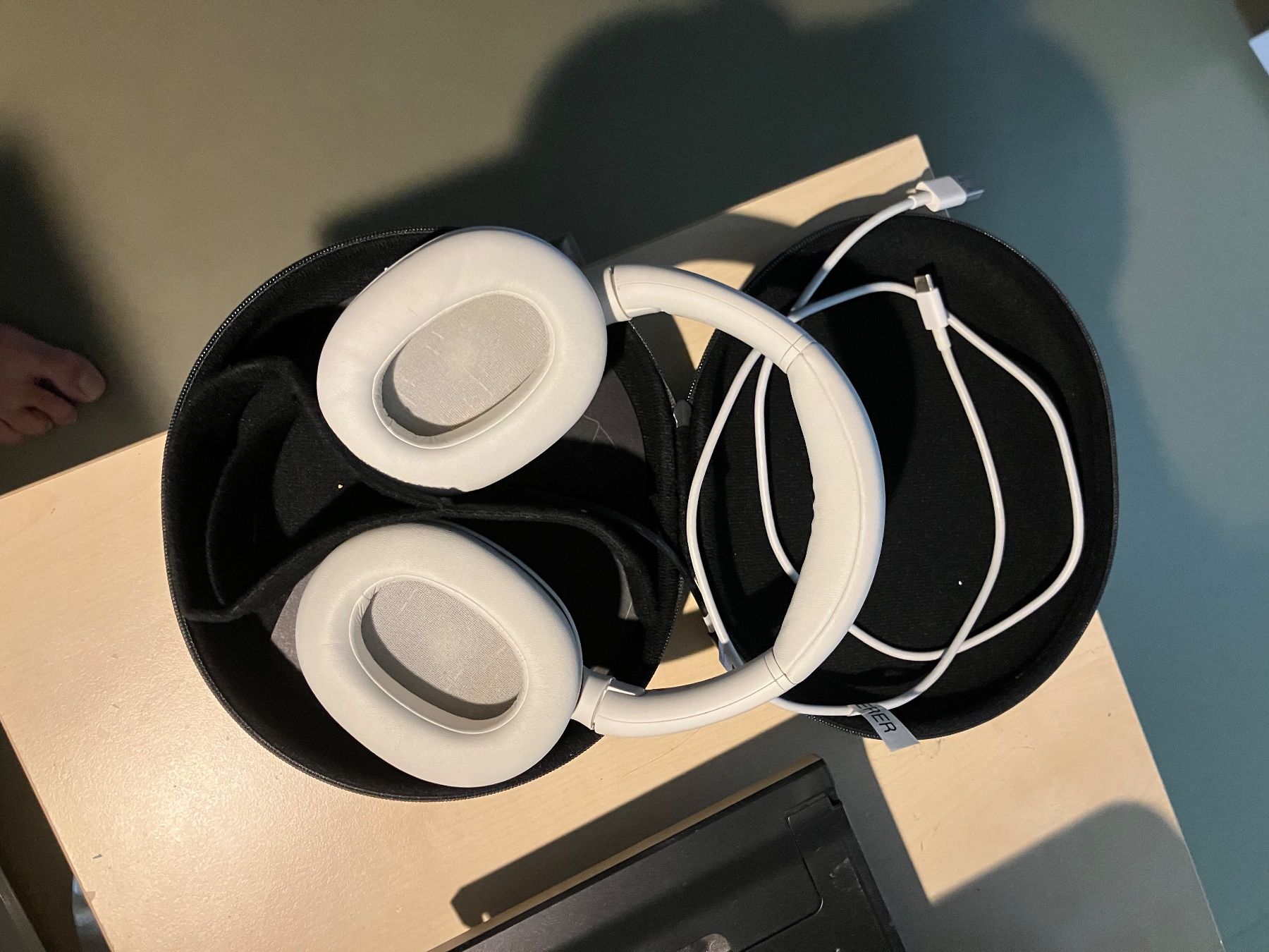 Sony Cuffie: Kopfhoerer Over-Ear weiss mit Ladekabel und Case. – Usato da Zürich venduto da Rainer063 2