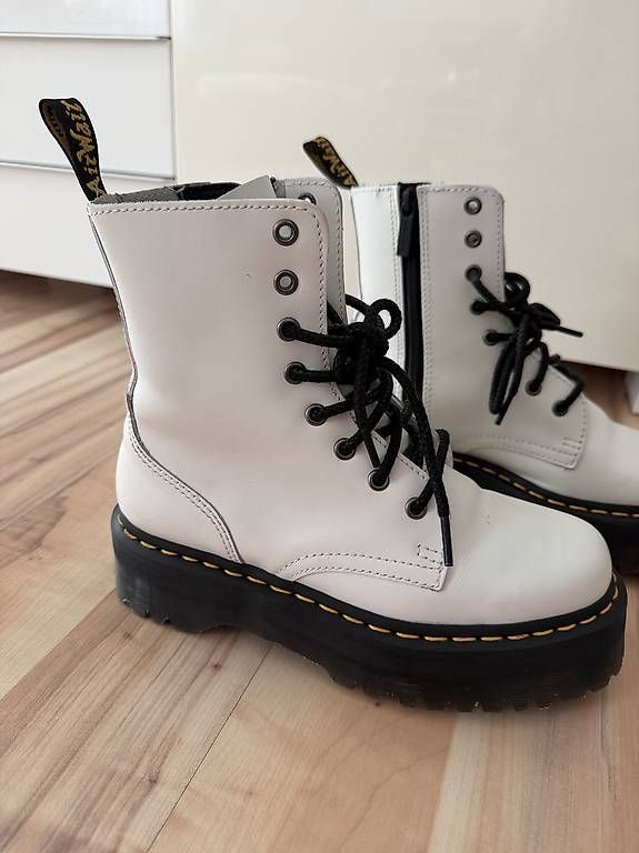 Scarpe da donna: Weisse Schnürboots mit Profilsohle – Usato da Rorschach venduto da Tara234