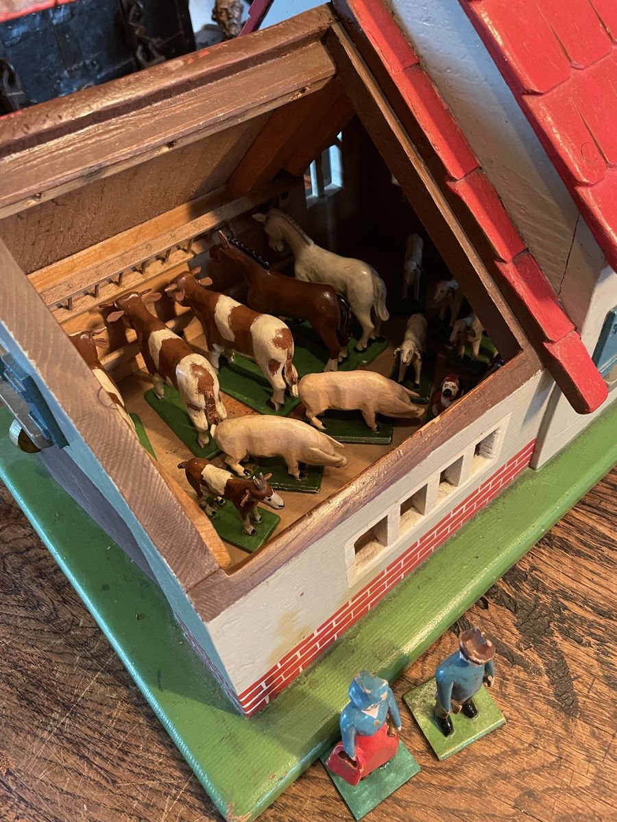 Giocattoli: Antiker Stall Haus Holz geschnitzt Kühe – Usato da Rorschacherberg venduto da farmer61 1